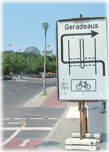 Verkehrsschild 'Geradeaus' vor dem Berliner Reichstag